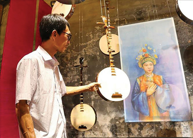 L'artisan Dào Anh Tuân, fils du regretté artisan Dào Van Soan, présente un luth luth à caisse ronde et à deux cordes. Photo : VNA Dao Anh Tuan.jpg