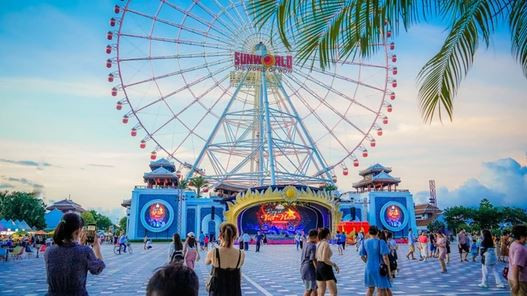 Touristes visitant Asia Park. Photo d'illustration asia park.JPG