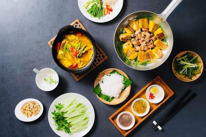 Déguster le cha ca est une expérience culinaire qui se distingue par son rituel et ses saveurs uniques. Photo: afamily.vn afamily.vn.jpg