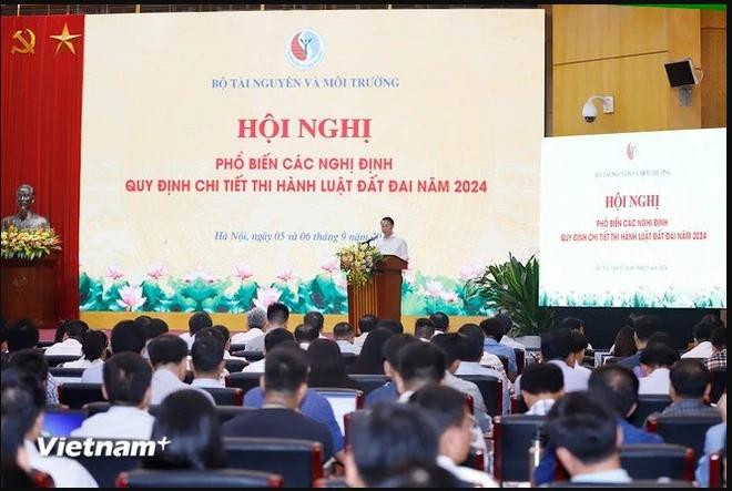 Lors de la conférence sur la diffusion des décrets détaillant la mise en œuvre de la loi foncière de 2024. Photo : VietnamPlus conférence.webp