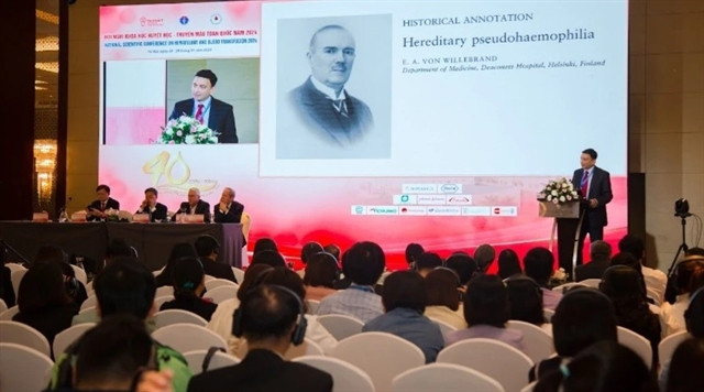 Des experts internationaux partagent des rapports mettant à jour les connaissances sur les questions de transplantation de cellules souches issues du sang extracorporel du cordon ombilical, de traitement ciblé et de thrombose. Photo gracieuseté du NIHBT experts.jpg