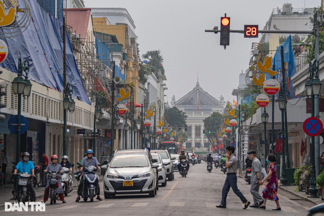 Dans la rue Tràng Tiên, en plein centre-ville. Photo: Dân tri trang tien dan tri.webp