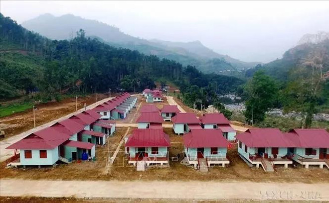 Les maisons temporaires des habitants du village de Bang La, commune de Trà Leng, district de Nam Trà My, province de Quang Nam (Centre) ont été remplacées par des maisons neuves et solides. Photo: VNA Nam Trà My.webp