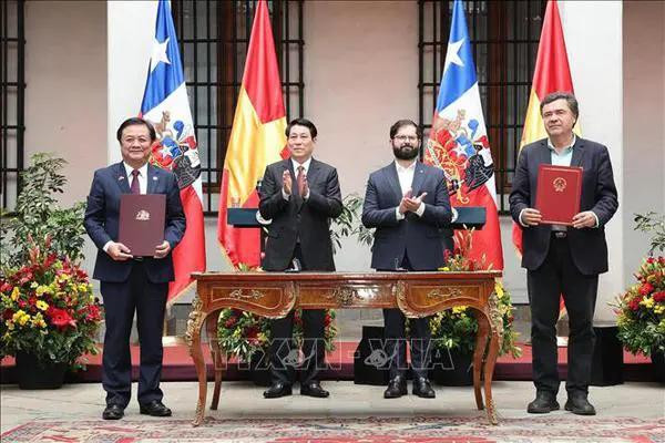 Le président vietnamien Luong Cuong (2e à partir de la gauche) et son homologue chilien Gabriel Boric Font, supervisent la signature du protocole d’accord de coopération entre le ministère vietnamien de l’Agriculture et du Développement rural et le ministère chilien de l’Agriculture, à Santiago, 11 novembre. Photo: VNA Gabriel Boric Font Luong Cuong MARD.webp