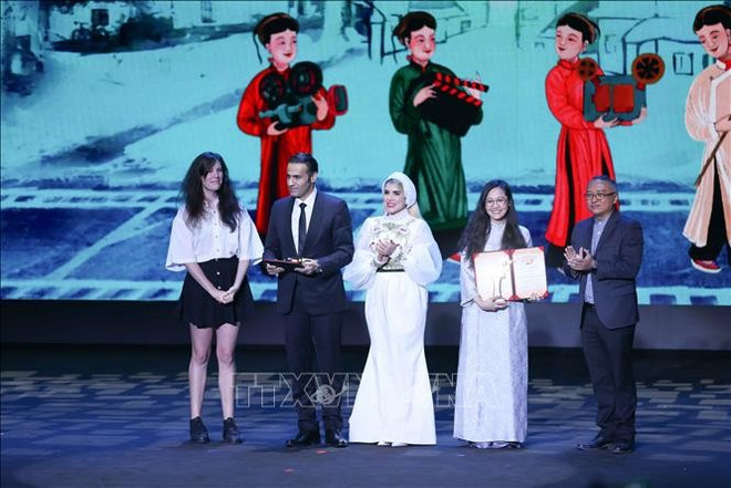 Les prix d’interprétation sont revenus à l’Iranien Payman Maadi et à l’Estonienne Tiina Tauraite. Photo: VNA prix d’interprétation.jpg