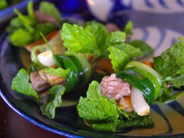 Les visiteurs peuvent ainsi déguster des boissons et des plats préparés avec des légumes locaux. Photo: VnEconomy légumes locaux.jpg