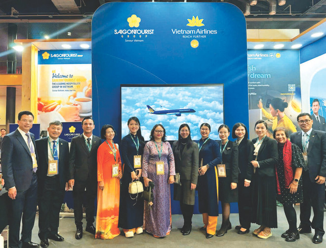 Représentants de l’ambassade du Vietnam au Royaume-Uni, de Saigontourist et de Vietnam Airlines au Salon mondial du voyage de Londres 2024. Photo : Saigontourist Salon mondial du voyage de Londres.jpg