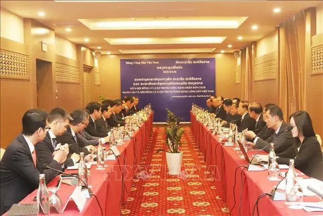 Lors de l’entretien entre les deux Conseils théoriques centraux, à Vientiane, au Laos. Photo : VNA Nguyen Xuan Thang Laos.webp