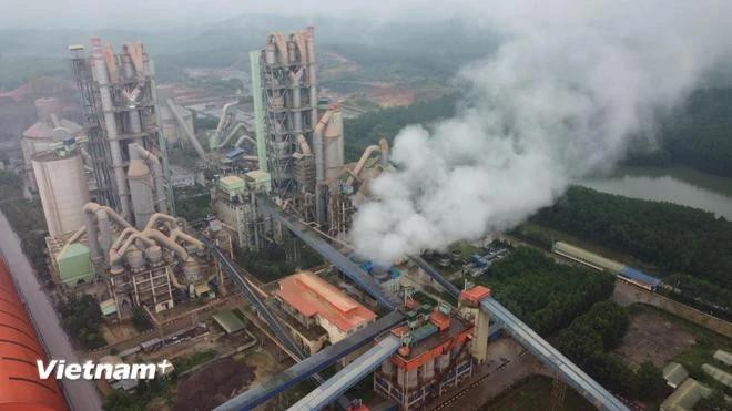 Environ 150 entreprises et grands émetteurs dans des secteurs tels que la production de fer et d’acier, le ciment et l’énergie thermique sont inclus dans le marché du carbone au cours de la phase pilote. Photo: VietnamPlus acier.webp