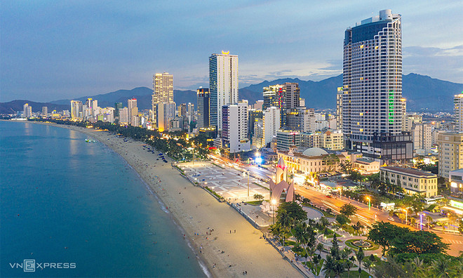 Une plage dans le centre-ville de Nha Trang, dans la province de Khanh Hoa. Photo: VnExpress Nha Trang.jpg