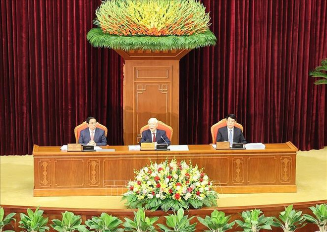 Le secrétaire général du Parti Nguyên Phu Trong (centre) préside le 9e Plénum du Parti du 13e mandat, à Hanoi, le 16 mai. Photo : VNA 9e Plénum du Parti.jpg
