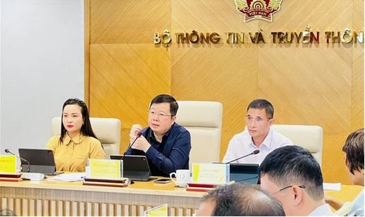Le vice-ministre de l’Information et des Communications, Nguyên Thanh Lâm (au centre), préside la conférence de presse du 13 mai. Photo : VNA thanh lam.JPG