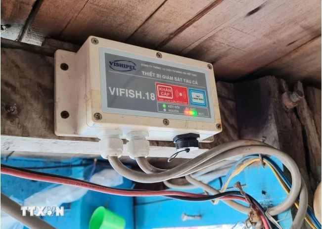 Un système de surveillance installé sur un bateau de pêche de la province de Ninh Thuân. Photo : VNA vifish.JPG