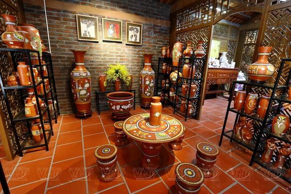 Le village n’est pas enfermé dans un seul style de céramique : les habitants arrivent à vivre avec leur temps, en fonction des goûts des touristes étrangers ou vietnamiens. Les céramiques modernes le prouvent d’ailleurs, avec des lignes pures et des couleurs unies. Photo: VNA Musée de la poterie de Bat Tràng 4.JPG