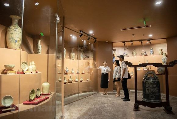 La visite commence par une présentation de céramiques qui datent pour la plus ancienne du 10e siècle jusqu'à la dynastie des Nguyen du 19e siècle, afin de rappeler l’importance de cet art dans l'histoire culturelle du pays. Photo: VNA Musée de la poterie de Bat Tràng 5.JPG