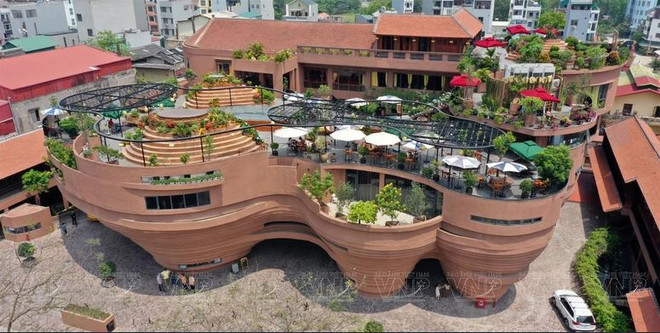 La visite se termine sur la terrasse en haut du bâtiment, offrant une vue panoramique des alentours. Photo: VNA Musée de la poterie de Bat Tràng 1.JPG