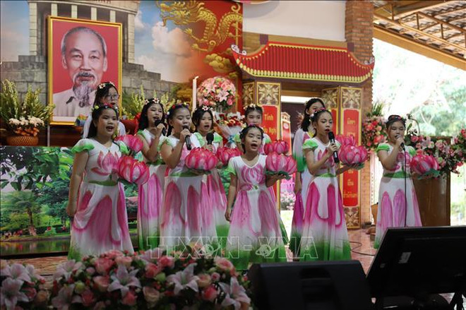 Des enfants vietnamiens chantent lors du 134e anniversaire de la naissance du président Hô Chi Minh. Photo: VNA enfants vietnamiens en Thailande.jpg