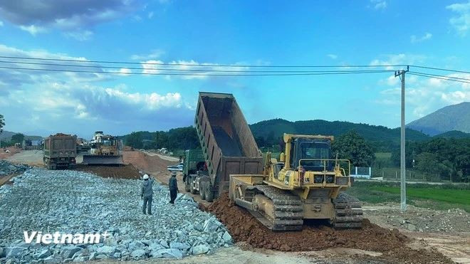 Chantier de construction d’un projet sur l’autoroute Nord-Sud à l’est. Photo : VietnamPlus autoroute nord-sud à l'est.JPG