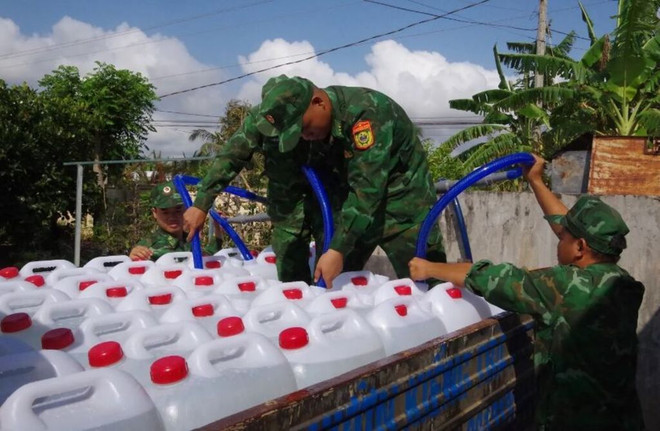 Transport de l’eau potable aux ménages en manque d’eau dans la province de Tiên Giang. Photo : VNA Transport de l’eau potable.JPG