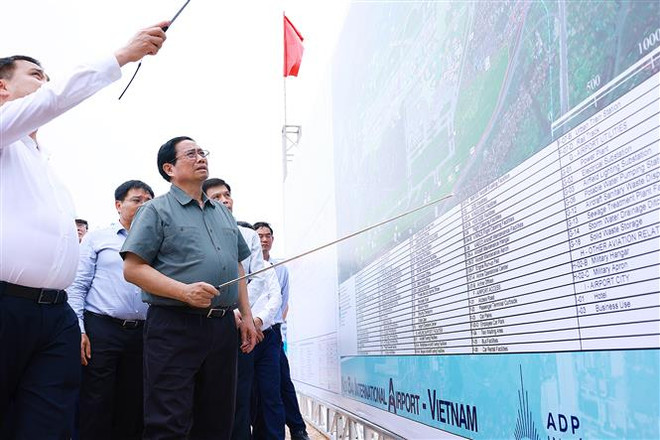 Le Premier ministre Pham Minh Chinh inspecte le projet d’agrandissement du terminal 2 de l’aéroport de Nôi Bài. Photo: VNA pham minh chinh T2.jpg