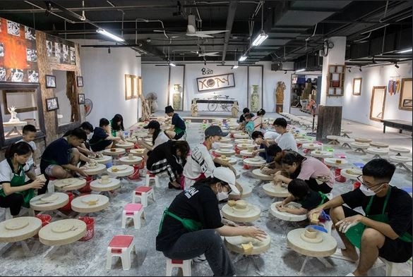 Le sous-sol du bâtiment est réservé aux ateliers où l’on peut s'initier à la poterie. Lle musée propose aussi d’autres ateliers pour les enfants avec des coloriages de figurines. Photo: VNA bat trang.JPG