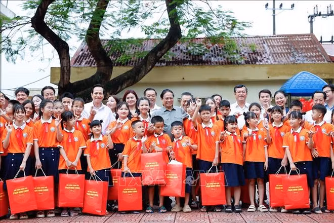 pham minh chinh enfants.jpg