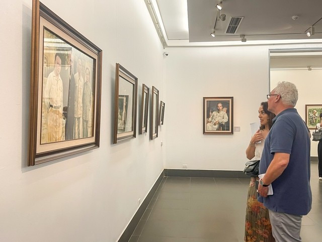 L'exposition présente 55 œuvres sur le président Hô Chi Minh réalisées par l’artiste Dào Trong Ly, un Vietnamien résidant en Thaïlande.. Photo: toquoc.vn exposition.jpg