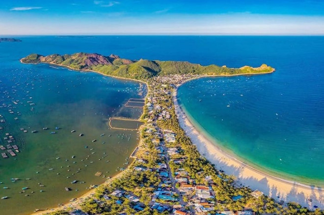 Vue aérienne de la zone touristique Vinh Hoa, à Sông Câu. vinwonders.com Vịnh Hòa Song Cau.jpg