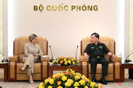 Le vice-ministre vietnamien de la Défense, Hoàng Xuân Chiên et la secrétaire d'Etat française chargée des Anciens Combattants et de la Mémoire, Patricia Miralle. Photo: qdnd.vn Patricia Miralles.jpg
