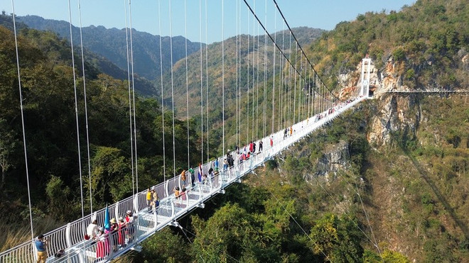 Le pont en verre Bach Long, une attraction touristique à Môc Châu. Photo: VOV Le pont en verre Bach Long. VOV.jpg