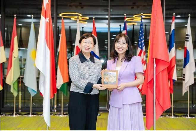 La professeure Lily Kong et la Dr Lê Mai Lan, présidente du Conseil de la VinUniversity. Photo : VietnamPlus le mai lan.JPG