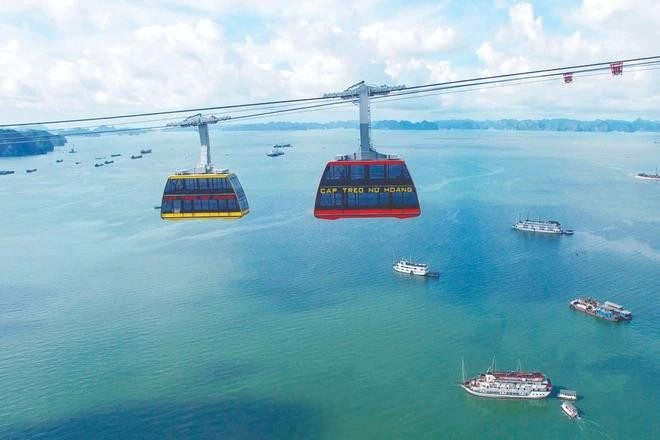Le téléphérique Queen est un excellent moyen d'obtenir une vue panoramique sur la baie de Ha Long et la ville de Ha Long. Photo : Sun Group Queen Cable Car.webp
