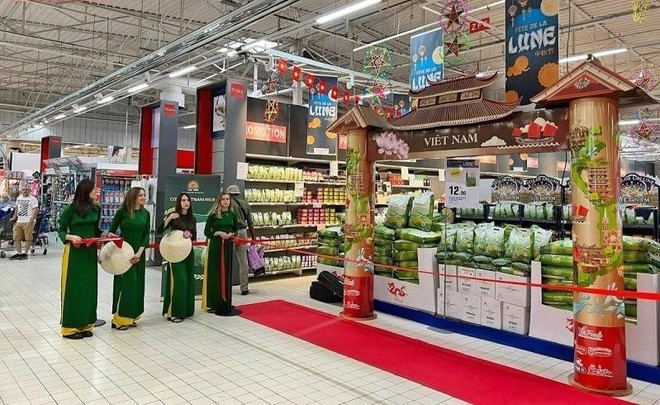 Cérémonie de lancement des produits de riz sous la marque « Riz Vietnamien » à l'hypermarché E.Leclerc à Viry-Châtillon, en France. Photo: CTV riz vietnamien BND.jpg