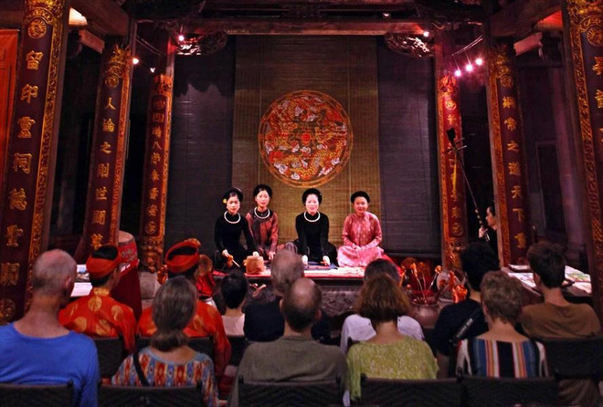 Un spectacle de chant ca trù (chants des courtisanes), inscrit en 2009 sur la Liste du patrimoine immatériel nécessitant une sauvegarde urgente. Photo: VNA ca tru.webp