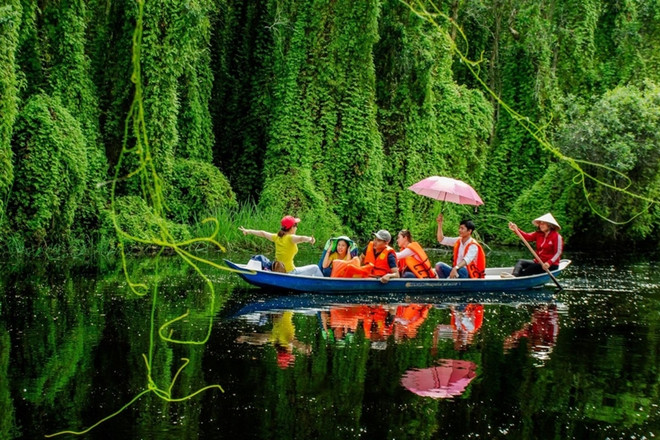 Village flottant de Tân Lâp. Photo: dulichsolongan.vn Village flottant de Tan Lap.jpg