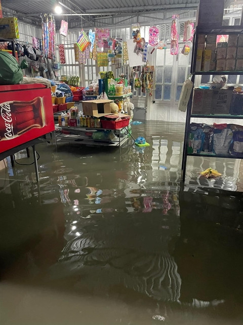 Une maison dans une zone basse de la ville de Huê a été inondée alors que le typhon Trami s'approchait de la côte de la province de Thua Thiên-Huê et de Dà Nang. Photo gracieuseté du Portail de Thua Thiên-Huê hue trami.jpg