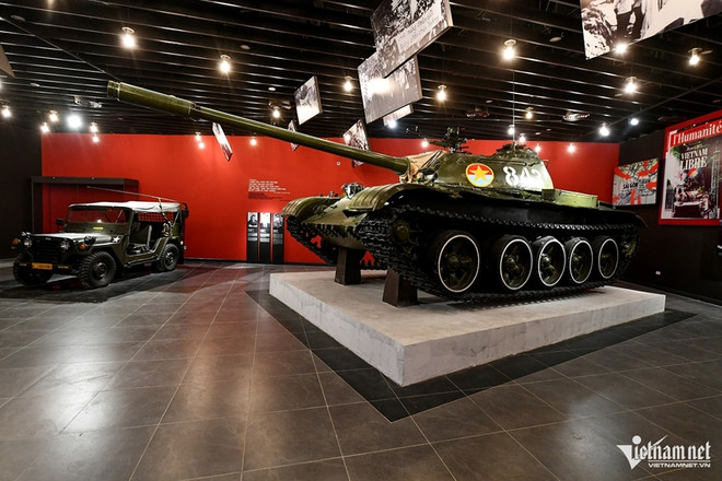 Le char T-54B, numéroté 843. Photo: VNA char T-54B.jpg