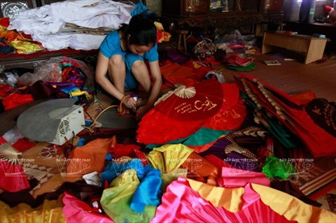 Dans un atelier de fabrication d'éventails du village de Chàng Son. Photo: VNP chang son.jpg