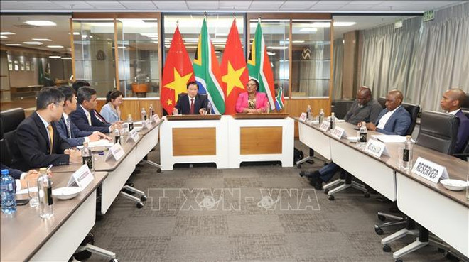 Entrevue entre le le membre du Politburo et secrétaire du Comité central du PCV Phan Dinh Trac et la présidente de l’Assemblée nationale sud-africaine Thokozile Didiza. Photo: VNA Thokozile Didiza.jpg
