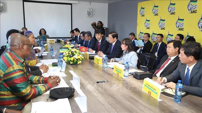 Entrevue entre la délégation vietnamienne et la vice-première secrétaire de l'ANC Nomvula Mokonyane. Photo: VNA Thokozile Didiza.jpg
