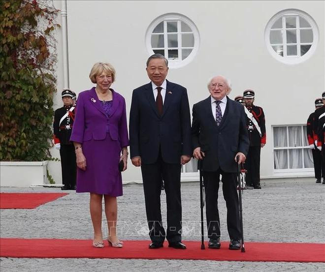 Le président irlandais Michael D. Higgins (à droite) et son épouse accueillent le secrétaire général et président vietnamien Tô Lâm. Photo : VNA Michael D. Higgins.webp