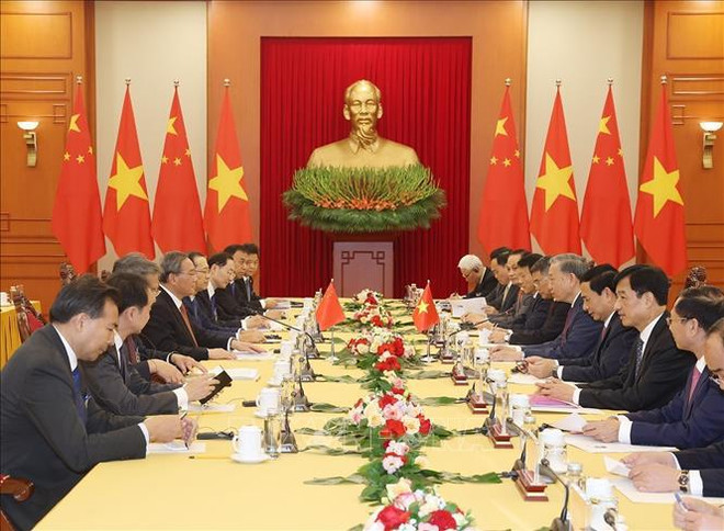 Entrevue entre le Premier ministre chinois Li Qiang et le secrétaire général du Parti communiste du Vietnam et président vietnamien Tô Lâm. Photo: VNA entrevue Li Qiang Tô Lâm.jpg