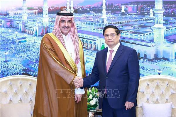 Le Premier ministre Pham Minh Chinh (à droite) serre la main de Sultan Al-Marshad, PDG du Fonds saoudien pour le développement, le 30 octobre. Photo : VNA PMC Sultan Al-Marshad.jpg