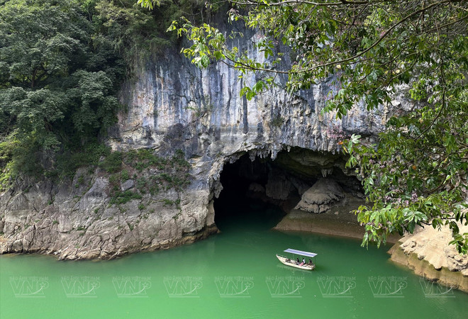 Touristes en bateau pour découvrir la montagne Mat Thân Nui et les alentours du lac Thang Hen. Photo: VNP Thang Hen.jpg