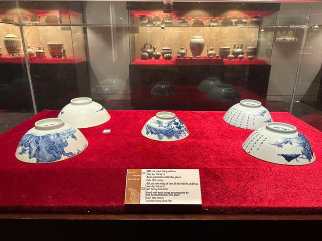Ensemble de bols en porcelaine à glaçure blanche décorée de bleu du XVIIIe siècle. Photo : hanoimoi.vn bols en porcelaine.jpg