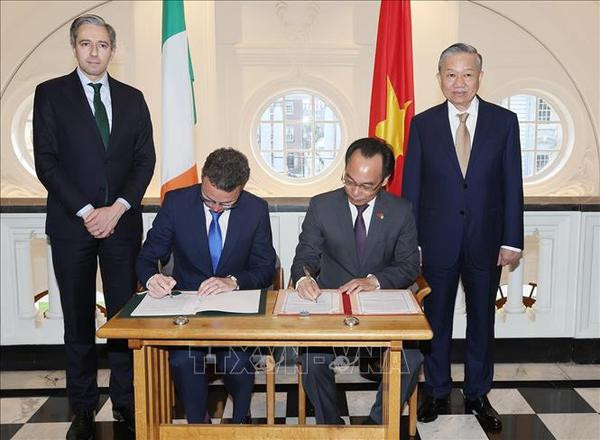 Le secrétaire général et président vietnamien Tô Lâm et le Premier ministre irlandais Simon Harris supervisent la signature d’un protocole d’accord entre le ministère vietnamien de l’Agriculture et du Développement rural et le ministère irlandais de l’Agriculture, de l’Alimentation et de la Marine. Photo: VNA signature vn irlande.jpg