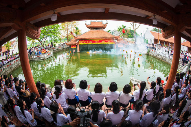 Le théâtre de marionnettes sur l’eau de Dao Thuc attire toujours un grand nombre de touristes. Photo: NDEL dao thuc.jpg