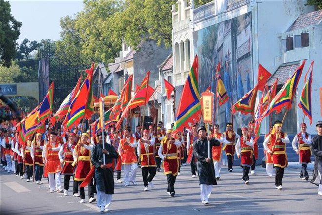 Danse des drapeaux de la fête Quan Gia. Photo : CTV fête Quan Gia.jpg