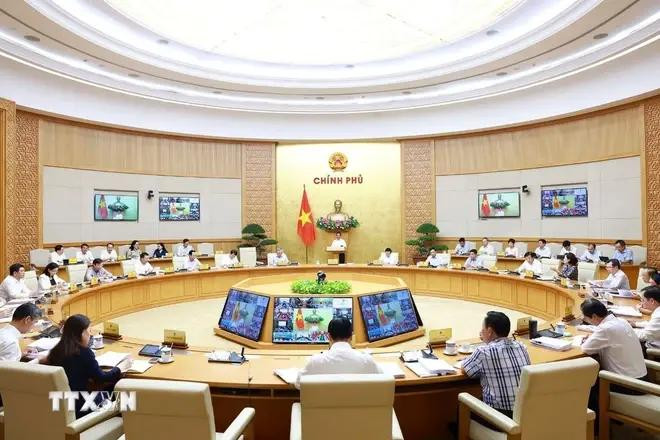 Le Premier ministre Pham Minh Chinh préside la réunion périodique de septembre du gouvernement, qui s'est déroulée en ligne avec 63 villes et provinces le 7 octobre. Photo: VNA réunion périodique.webp