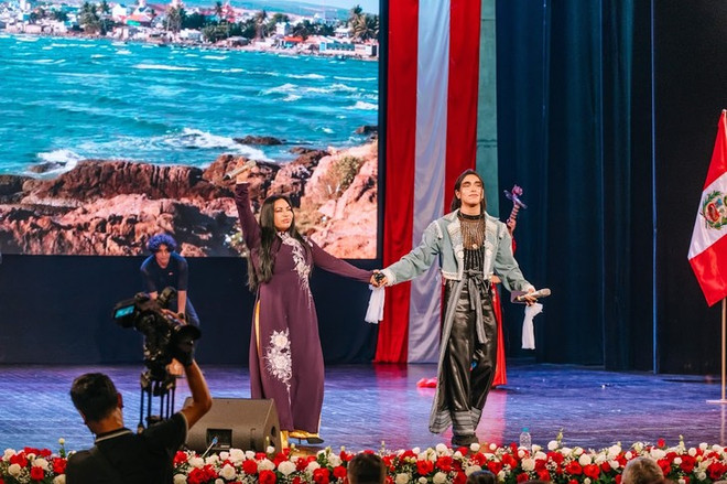 Lenin Tamayo et sa mère Yolanda Pinares, qui portaient l'ao dai, la longue robe traditionnelle vietnamienne. Photo : Ambassade du Pérou au Vietnam Lenin Tamayo.jpg